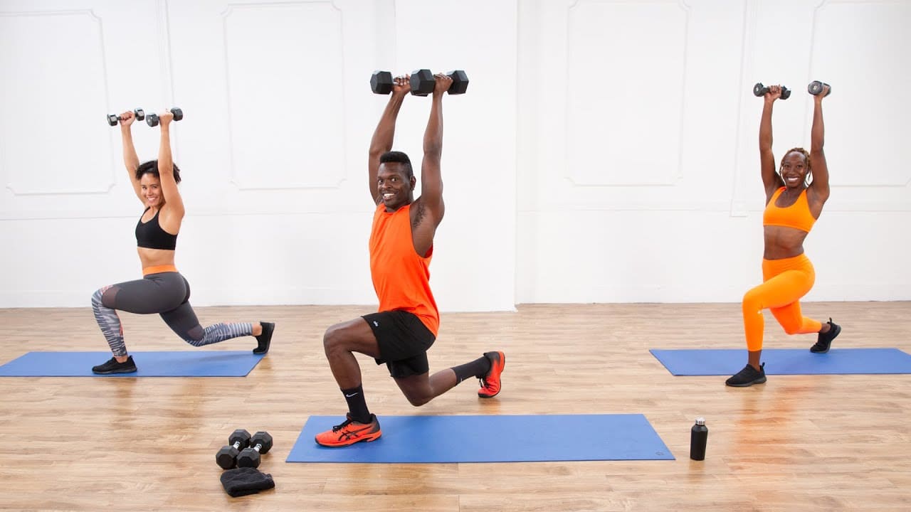 Persona adulta realizando una práctica suave de pilates en un espacio luminoso